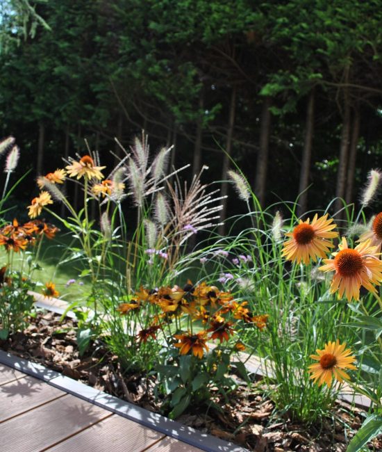 donica-przy-tarasie-z-kwiatami